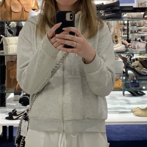 Grå zip-hoodie - Ljusgrå Zip-hoodie. Använt mycket men i fint skick❣️jag kan ta fler bilder
