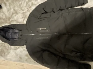 Sail racing jacka  - Säljer min sail racing jacka. Dragkedjan på fickorna funkar inte, jackan har små hål på underarmen som kan göra att små fjädrar kommer ut ibland men annars är jackan i bra skick.