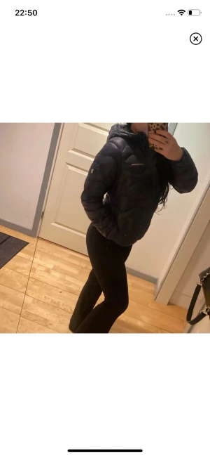 peack jacka - säljer denna peck jacka i bra kvalite i färgen marinblå st S jackan har ett hål vid armen kan byta mot en annan jacka oxå , köparen står för frakten annars kan jag mötas i uppsala 💓