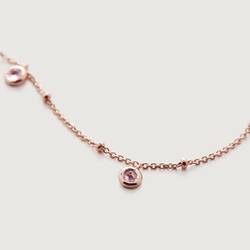 Monica Viander choker halsband i rose guld med 5 pink tourmaline gems. 38- 43cm/15 -17’. Finns ej kvar på hemsidan att köpa. Använt 2 gånger. Original pris: 1600. Accessoarer.