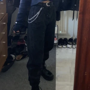Baggy jeans - Säljs då de inte används mer🖤De är baggy förutom i midjan där dom ska sitta åt mer(stor på mig)🖤Det är två små slitningar på vänstra fickan och en på högra ”innerfickan”🖤Har vikt upp benen på bilden då de är rätt långa på mig annars så jag trampar på dom🖤