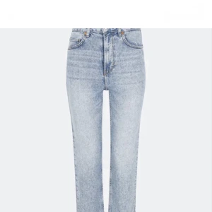 Jeans neverdenmin - Säljer dessa Jens från bikbok💓pågrun av att de är lite för korta på mig som är 162💕skulle säga att de passar de som är 155-160💗