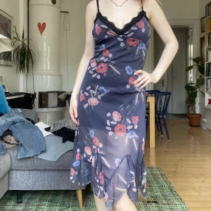 Klänning - Blommig klänning!