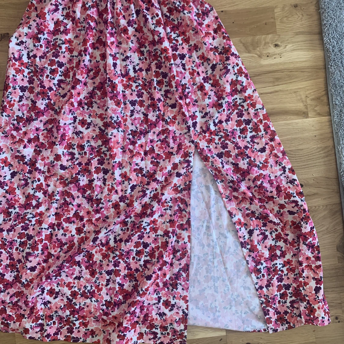 Magisk klänning med slits - 91