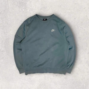 Nike Fleece Sweatshirt - PTP: 60 cm, length: 72 cm. If you are interested in the item please DM first. 