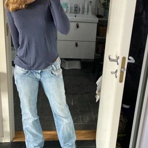 Långärmad  - Långärmad blå/grå tröja i viskos! Köpt på sellpy men är i jätte bra skick och helt oanvänd av mig. Super mjuk och skön men säljer då den va lite för tajt för mig❤️