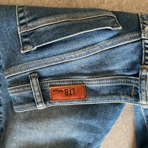 Ltb jeans - dessa ltb jeans är jätte vacker och kostar 800kr nästan. jag beställde de nydliggen och de passar tyvärr inte och går ej att lämna tillbaka så har beställt nya i rätt storlek men har ingen användning för de här därför tänker jag sälja de❤️💕