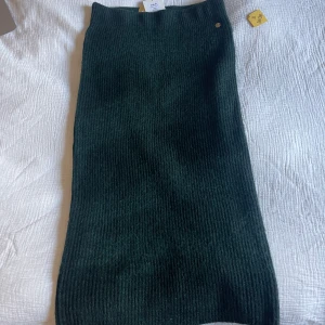 Stickad kjol  - Grön stickad kjol med matchande tröja!