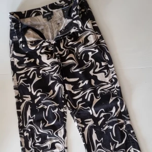 Byxor fr. Monki - Storlek 38 Använts bara en gång. Stretchiga, bekväma och flared