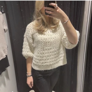 Stickad tröja  - Beige stickad tröja som ej kommer till användning längre! Köpt i januari, nyskick. 