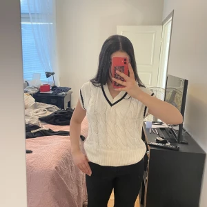 Stickad väst  - Stickad väst från ginatricot i storlek XS. 