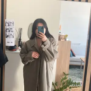 Snygg vintage trench coat från märket rappson i en superfräsch gråbeige färg. På mig som är storlek S sitter den oversize så passar nog s-l