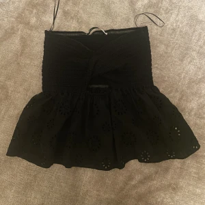 Svart topp  - Jättefin svart topp från zara! Skriv privat för egna bilder! Säljer även den beiga i min profil!!! Tryck gärna på ”köp nu” 