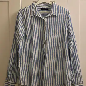 Blå-vit randig skjorta från Bik Bok. Aldrig använt. Har legat i garderoben sen förra somnaren.  Kan träffas i stockholm. 