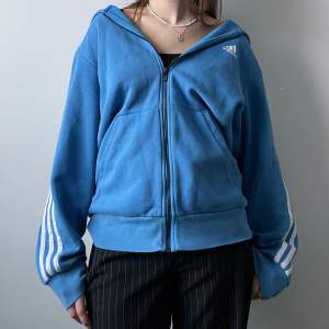 Säljer denna blåa adidas zip-tröjan, ser som ny ut. Storlek M :)🥰