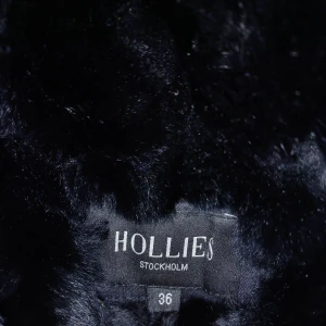HOLLIES 36 - Fint skick på denna Hollies Jacka, stl 36. Använt 2 vintrar men fortfarande hel och ren.   Pris kan diskuteras vid snabb affär! 