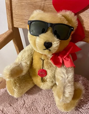 Wayfarer solglasögon - Solglasögon i klassisk sportig modell. I orange och svart. Med klassiska loggan.   Det finns en spricka. Se bild. Sprickan är inringad. Går att laga med plastlim.