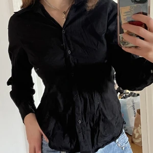 Svart skjorta - Svarta skjorta med stygn detaljer 