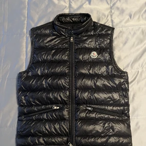Moncler Gui Väst - Nyskick 10/10  Storlek 4 (M/L)  Nypris 5350kr
