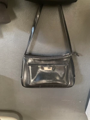 Vintage väska  - Svart vintage väska , fick den av min mamma . Men den är i bra skick . 