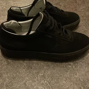 Axel arigato skor - Använd få gånger. Tyvärr ingen skolåda 