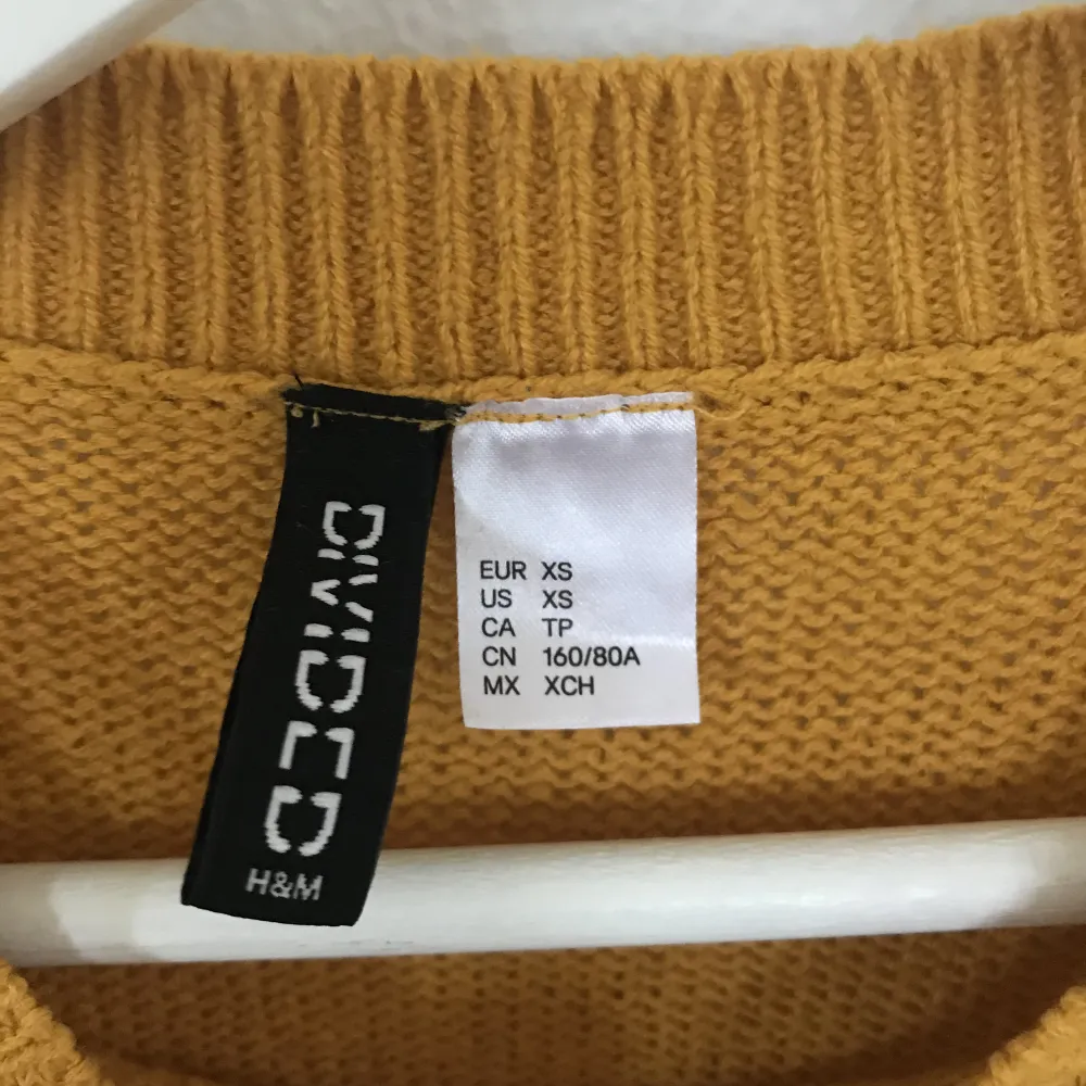Senapsgul stickad tröja från H&M divided i storlek 34. Stickat.