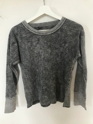 Grå långärmad topp - En grå stickad tröja från Urban outfitters. 