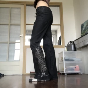 Bootcut jeans y2k - Bootcut mörkgråa jeans  💝Väldigt bra skick. Märkta storlek 38, men dom är större, uppskattar till W31 (midwaist fit) eller baggy på mindre storlekar. 80 cm runt midjan, 82 cm innerbenslängd. Jag är 176 cm och har W29 i jeansstorlek 💛✨Använd gärna köp nu<3