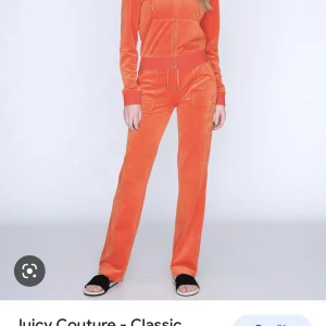 Juciy couture  - Hej, säljer mina orangea juciy byxor då de inte kommer till användning. Det är som nya då jag bara använt de hemma.  Även öppen för byten! Hör av er vid frågor och intresse!❤️ Pris kan diskuteras!