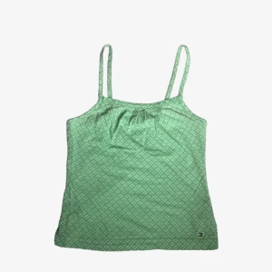 Mini Hilfiger linne - En S i barnstorlek därför extremt liten - inga passformsbilder😔 jättefint mönster och justerbara band☺️ har även en exakt likadan i ljusblå💗 köpare står för frakt, skriv till mig för frågor😊