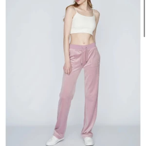 Juicy byxor - Juicy byxor jättefina,det är färgen på bilden,inga skador bara lite smutsiga där nere vid foten men det är inget man lägger märke till. Skriv för egna bilder😊köpta på juicys hemsida