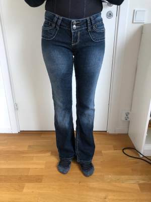 Jättesnygga flare/bootcut jeans från märket ”Angels”. Köpta second hand. Står ingen storlek men passar nån med 25/32 i storlek och längd 160 ungefär.💘  