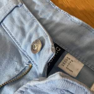 Skitsnygga ljudblåa jeans från H&M i strl 36 (S)💙De är vida vid benen o ”tighta” vid låren. Superfina passar så fint på sommare men tanke på färgen✨