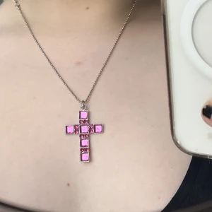 Kors-halsband i rosa - Rosa kors halsband i mycket bra skick! Ordinriepris: 99 kr GRATIS FRAKT