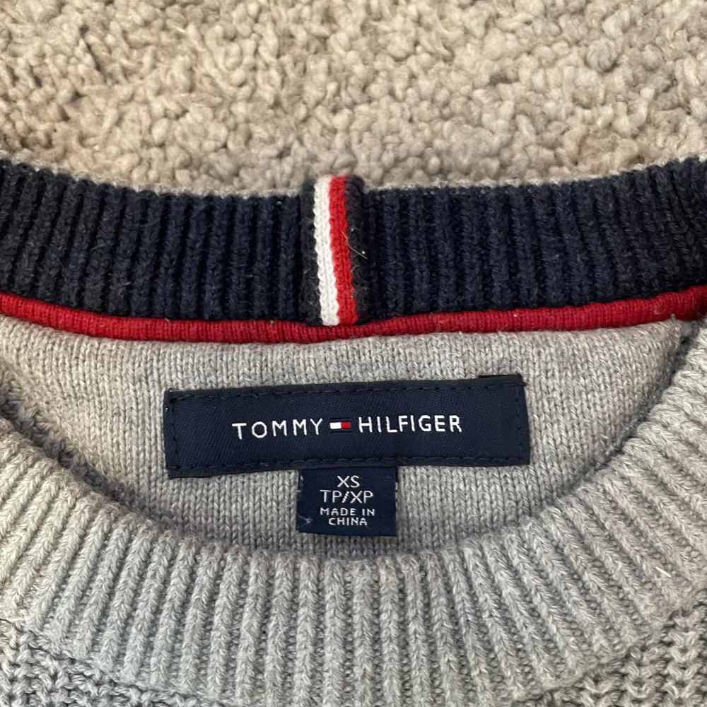 Stickad Tommy Hilfiger tröja i storlek XS. Tröjan är i fint skick, använd sparsamt. Tveka inte att höra av dig vid frågor! . Tröjor & Koftor.