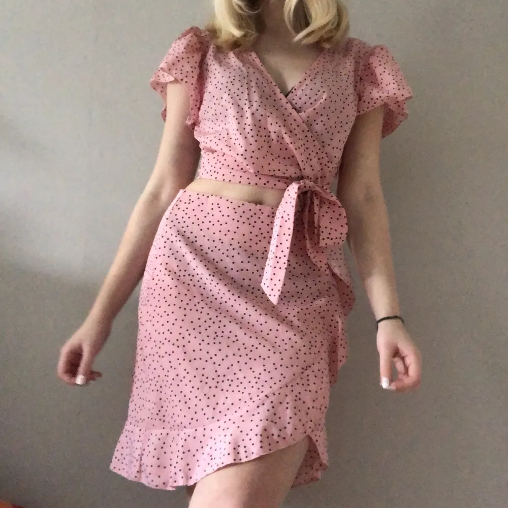 Tröja och kjol i set från Shein. Aldrig använt, men jag köpte det från Sellpy. Perfekt till sommaren!🌸. Klänningar.