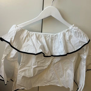 Tröja  - Tröja från Zara i storlek S. För mer bilder eller information är det bara att höra av sig 😊