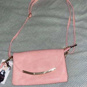 Axelremsväska  - Fin rosa väska, aldrig använd då jag tyvärr inte fått tillfälle. Nypris 300kr💕💕