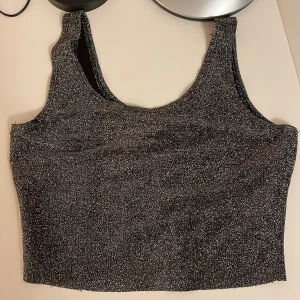 Glitterlinne - Jättefint glittrigt linne. Knappt använt, ser oanvänt ut