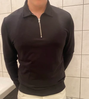 Svart asos zip-up - Säljer en svart zip-up från asos. Är nästan aldrig använd. Nypris ligger på 400kr
