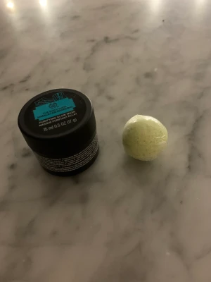 Ansiktsmask och en badbomb - Hej, säljer en ansiktsmask från The boby shop och en badbomb. Har aldrig andhämtning ansiktsmasken för fick två i födelsedagspresent och då säljer jag ena. Hoppas ni vill köpa dom.💞