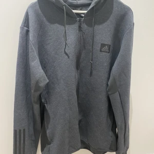 adidas hoodie - Fint skick. 
