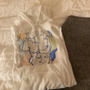Hoodie med tryck - Jättefin hoodie med ett unikt tryck💕 Hör av er vid funderingar, kram Ebba 