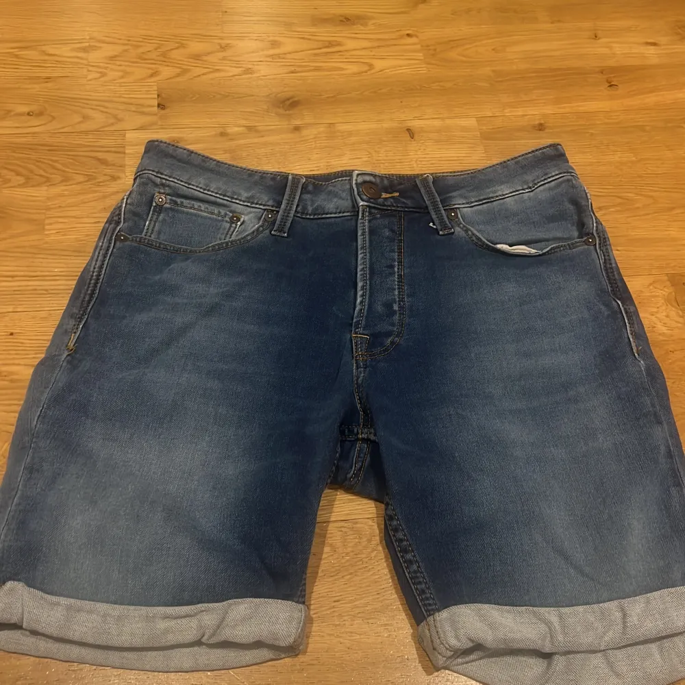 Det är ett par jeans shorts som har används en gång under en skolavslutning. . Jeans & Byxor.