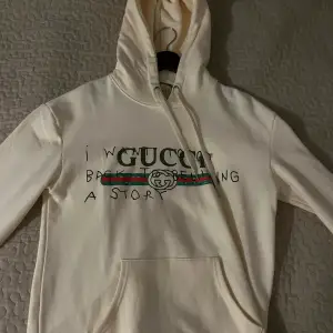 Säljer denna minimalistiska men artistiska gucci hoodien. Används inte så mycket.  Detta är en Replika/a-kopia, altså inte en riktig gucci hoodie fast en kopia, ser identisk ut till den riktiga!