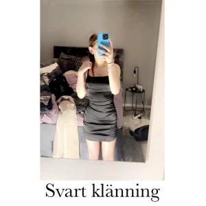 Klänning  - Säljer denna fina svarta klänning med en glitter grej bak vid ryggen. Den är i bra skick för har aldrig använt den❤️köparen står för frakten!🥰