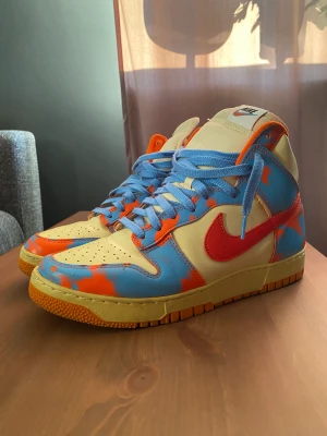 Nike dunk high 1985 Orange Acid Wash - Säljer dessa knappt använda Nike Dunk åt min pv då de tyvärr är för små. (Inte använda mer än 5 gånger). Inköpta på Restocks! Storlek 44 1/2🧡💙hör av er om ni vill ha mer bilder eller mer detaljer. Pris: 1000kr + frakt 