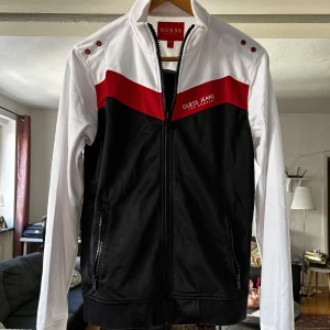 Guess Jeans zip jacket - Köpte den i USA 2018 när jag va där men har inte kommit till användning. Frakten står köparen för 🫶🏽🐰🥰