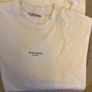 acne T-shirt  - Acne T-shirt i storlek M men sitter som en large oversized