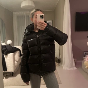 Moncler Maya Jacket - Intressekoll på min jacka från Moncler i storlek 1 (S-M). Säljer då jackan känns förstor och därav tyvärr ej kommit till användning. Bra skick fortfarande. Köpte på Plick i vintras för 7000kr💕Bud från 4000kr  PM för fler bilder eller frågor. 